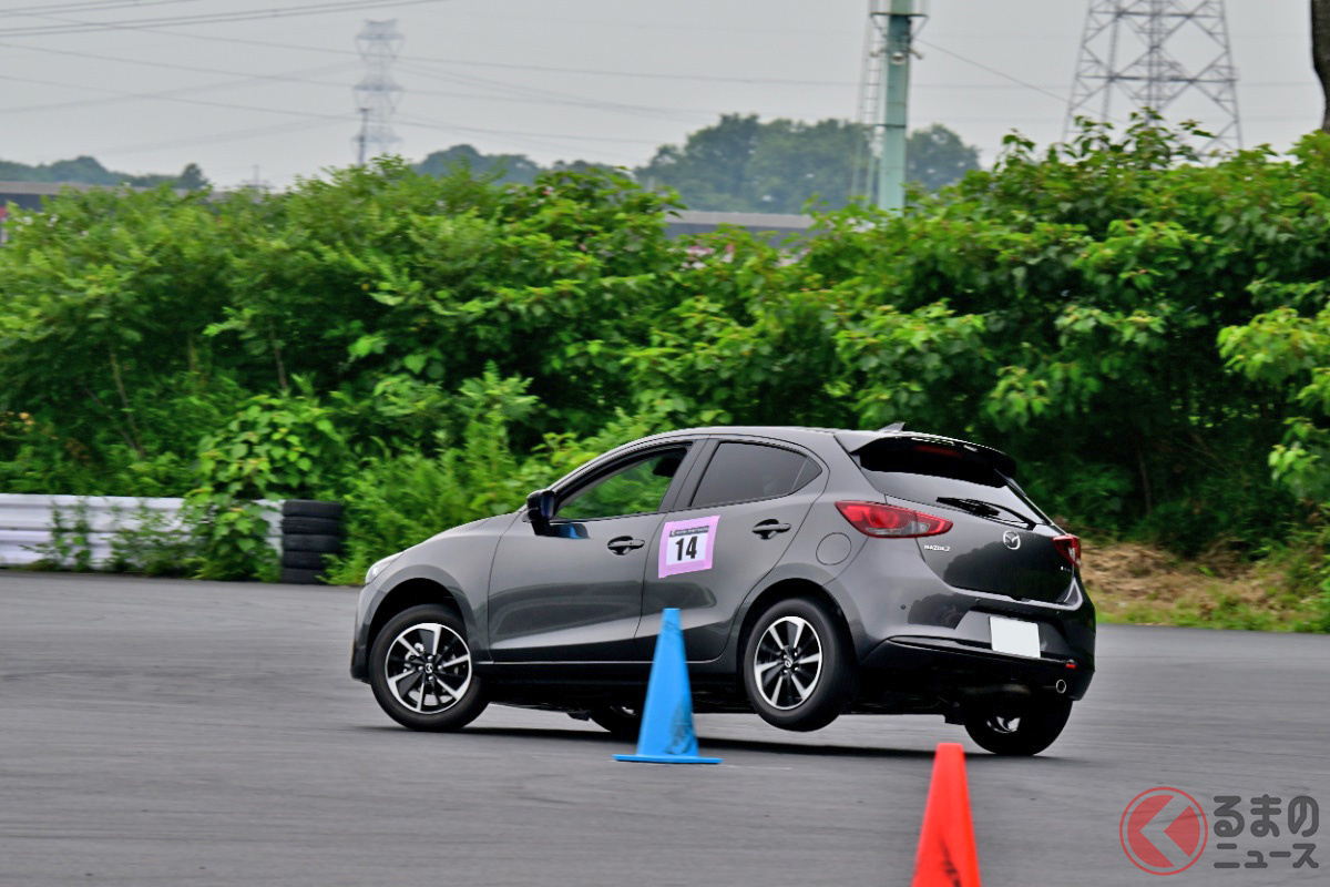 納車されたばかりの最新型マツダ2でアグレッシブな走りを魅せた山下さん。グレードは15 SPORTの6MT