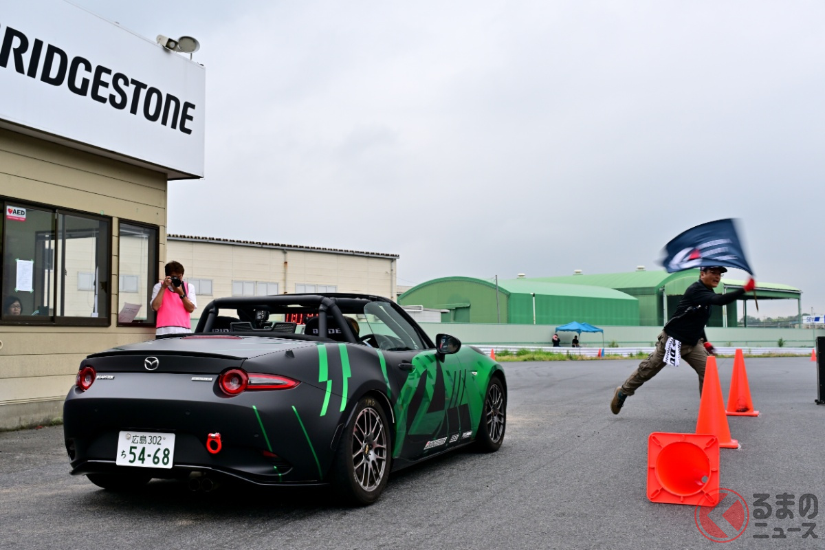 本格的なカウントダウンからフラッグが振られてスタート。1~2速をメインにするコースレイアウトで、加減速にしっかりメリハリをつけて走るのがポイント