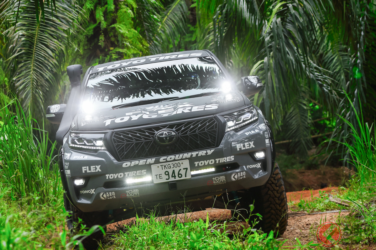 「FLEX SHOW AIKAWA Racing with TOYOTIRES」のレーシングランドクルーザープラド