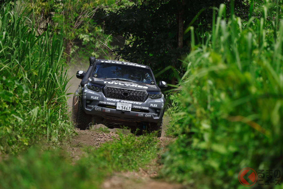 「FLEX SHOW AIKAWA Racing with TOYOTIRES」のレーシングランドクルーザープラド
