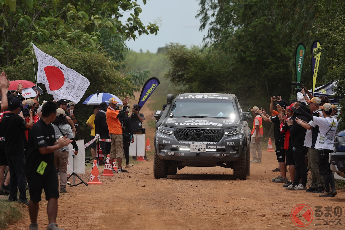 ゴールライン手前で日本の国旗。最後まで誰が勝利したのか分からない!