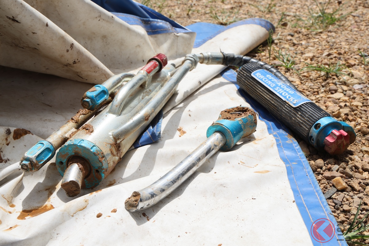 かなりの太さがあるダンパーのロッドだが、AXCRではこれほど強靭(きょうじん)なダンパーでも折れてしまうことがある