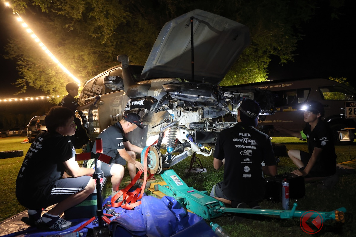 毎夜おこなわれる整備&調整作業だが、チームの士気は依然高い