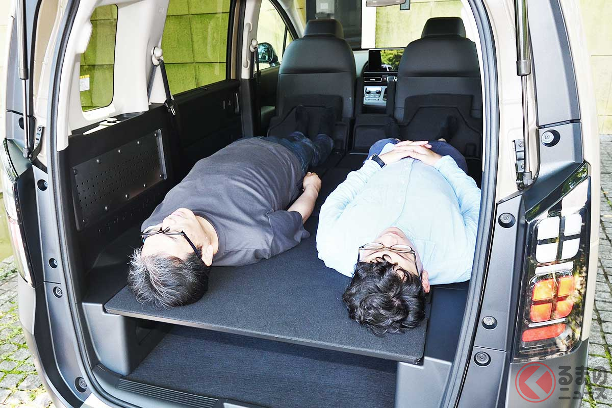 新型「フリード」2列・5人乗り車の「おやすみモード」なら男性2名が寝転がっても十分に余裕だった！