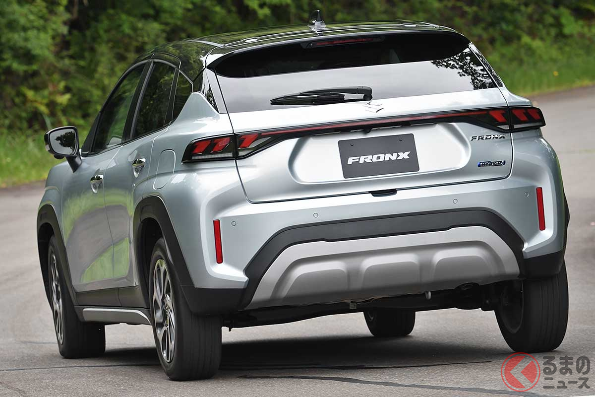 筆者の黒木美珠さんが新型「フロンクス」でオススメするボディカラー「スプレンディッドシルバーパール メタリック/ブラック2トーンルーフ」