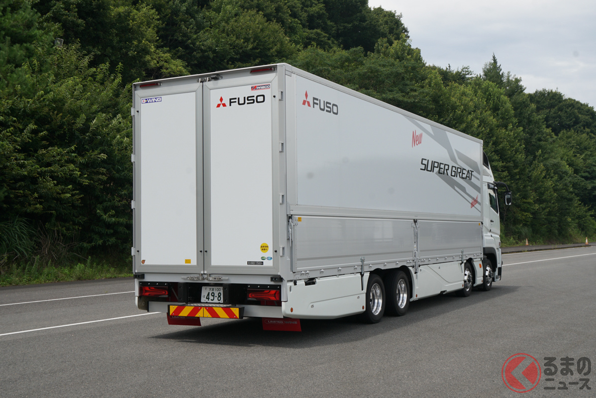 試乗車は、パブコ製のウイングボディを架装した新型「スーパーグレート」FSモデル(8×4低床、型式:FS84VVZ1TC)