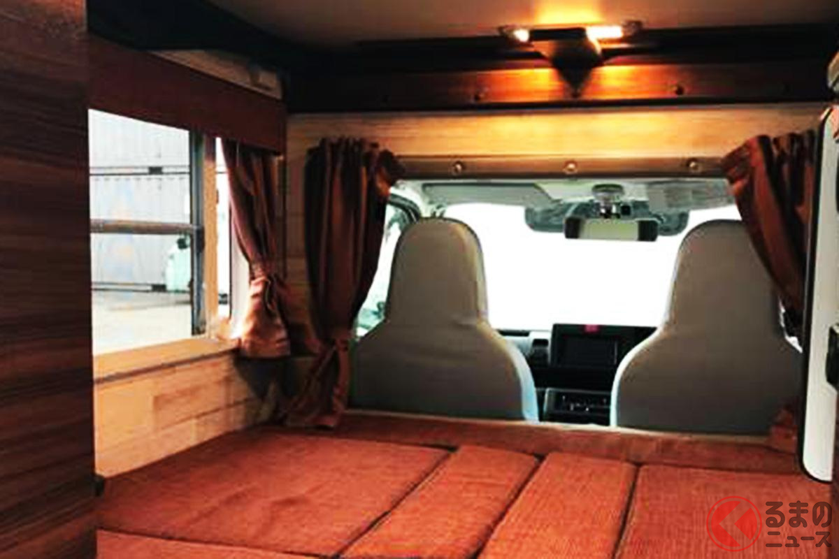 これが軽トラなの? 快適そうな軽キャン「Mini POP Bee」(画像提供:キャンピングカーのレンタルを手がける「ハピキャン」)