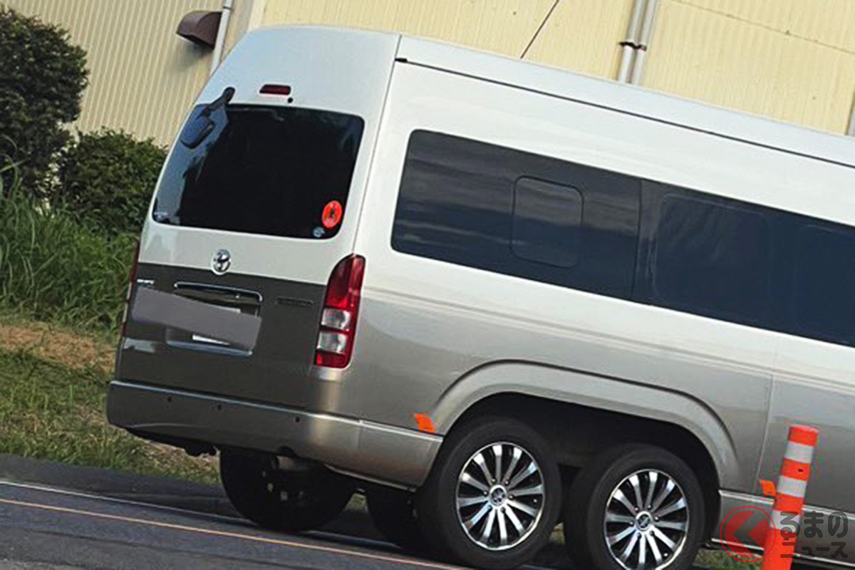 SNSで目撃された「ながーーい6輪ハイエース」(画像提供:6輪ハイエースの投稿者)