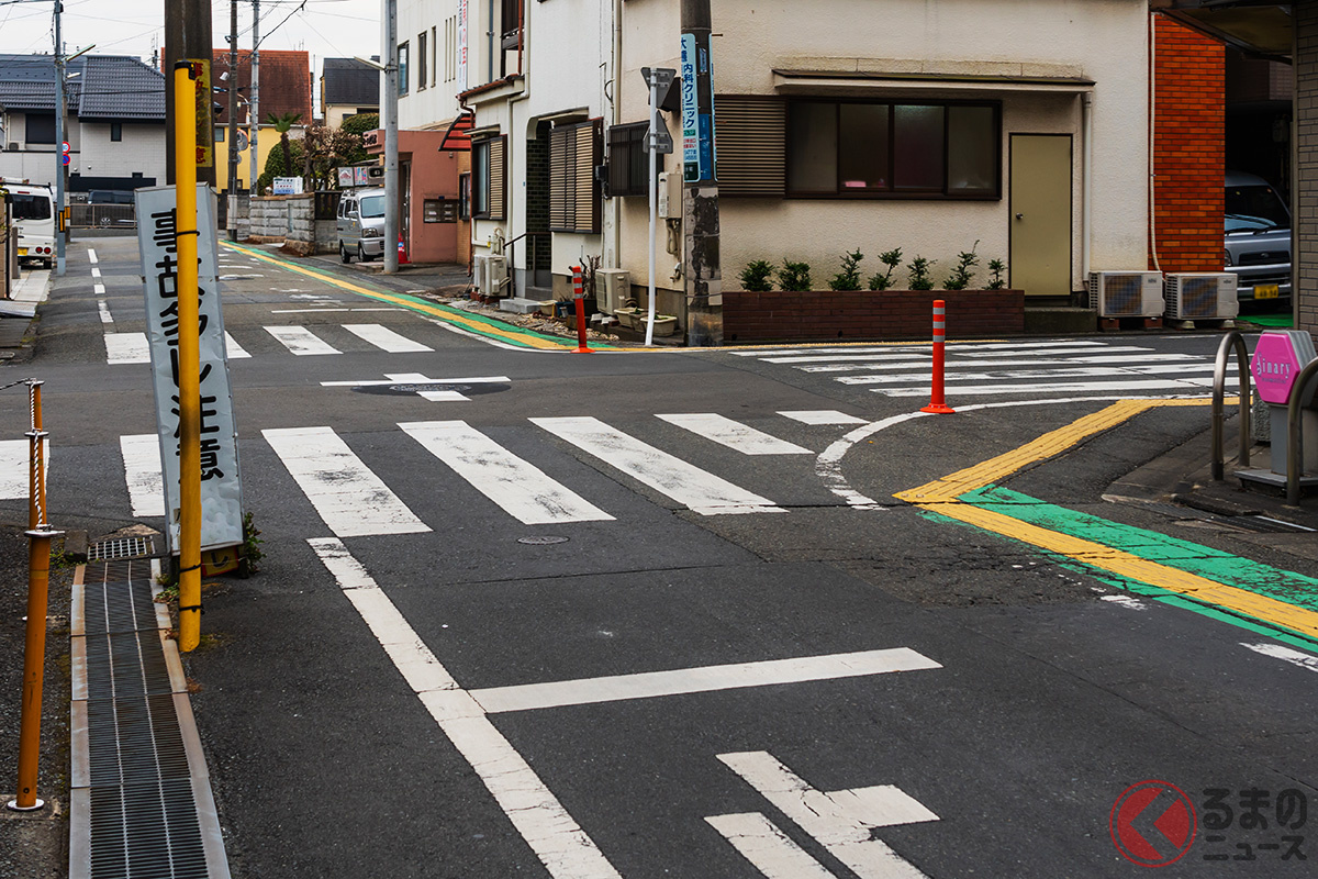 停止線で止まったときに建物などで見通しが悪くなっている場所も少なくない。写真：haku / PIXTA(ピクスタ)