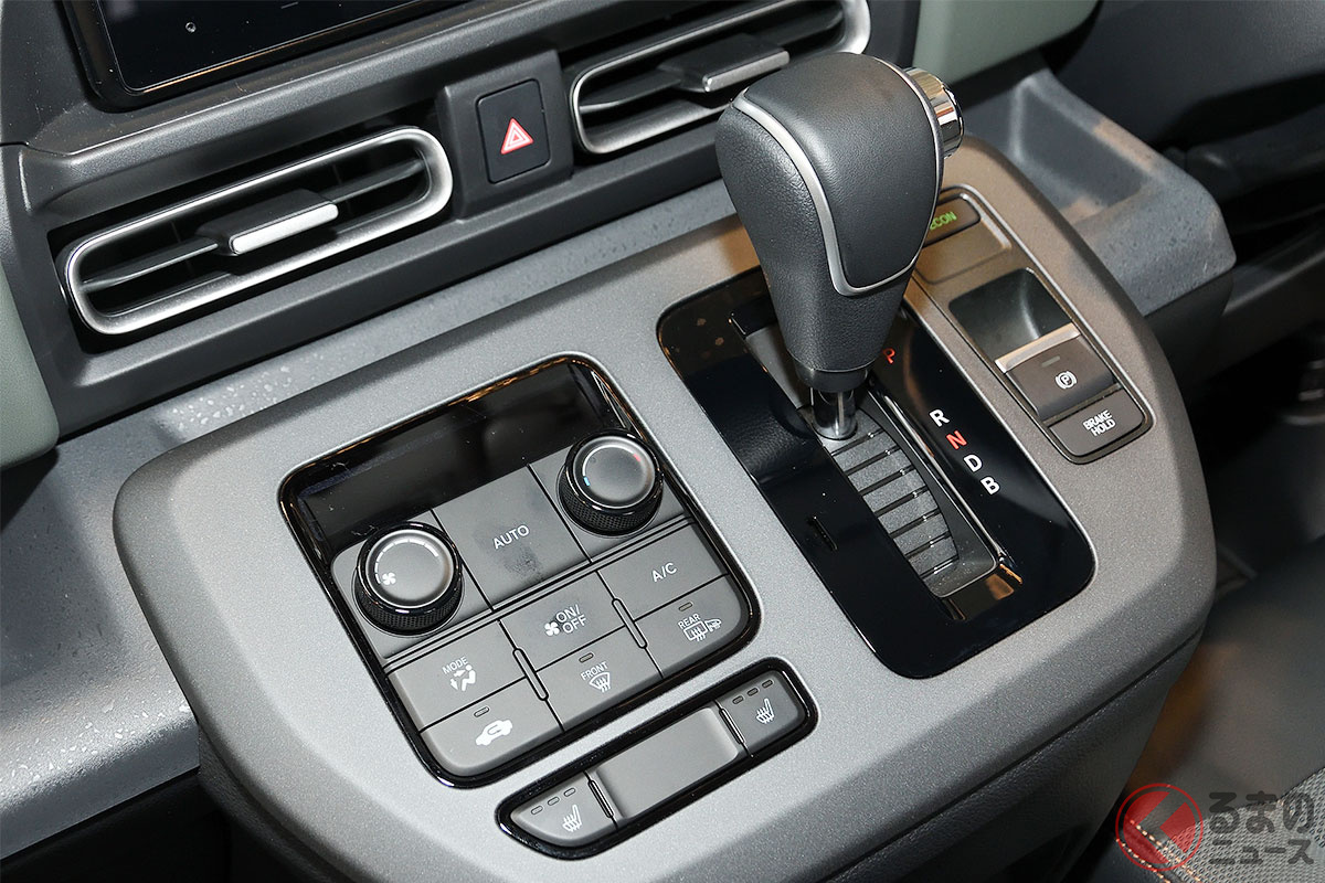 ハイブリッド車でも普通のシフトレバーが採用された新型「フリード」