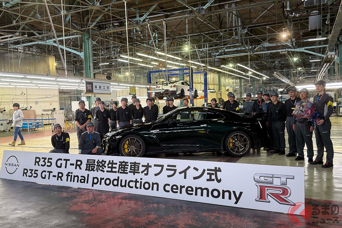 「R35 GT-R 最終生産車オフライン式」の様子