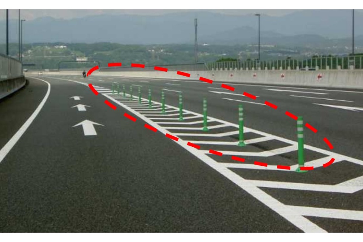 合流部のボラード。逆走件数がが約8割減少したというデータも（画像：国土交通省）。