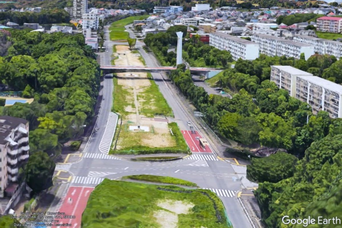 側道しか開通していない南多摩尾根幹線。いよいよ本線部の工事が始まっている（画像：Google Earth）。