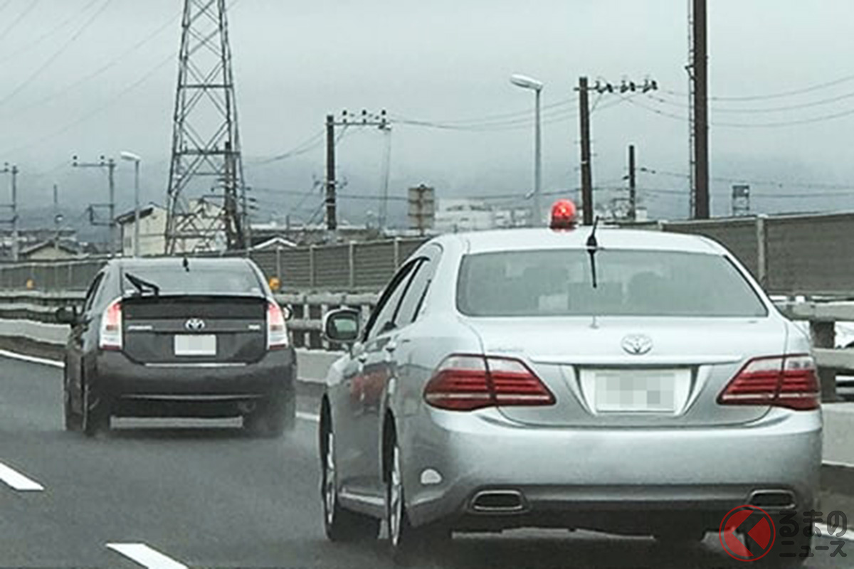 地味なセダンから突然赤色灯が…パカッと!