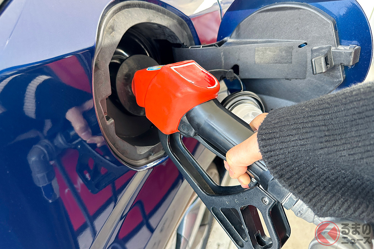 えーーー! ガソリン入れるのドコから? 左、右どっちー?