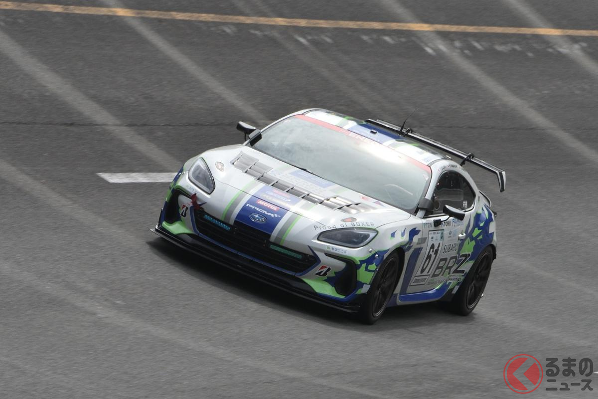 200km/h超えでバンクに進入も、マシンは跳ねるどころかピタ―ッと安定