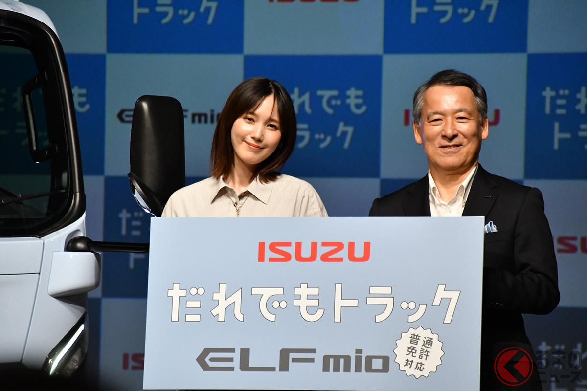 新型エルフミオの発表会に登壇した本田翼さん(左)と南真介社長(右)