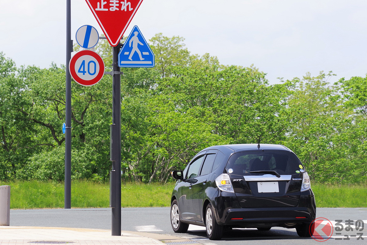 停止線超えたら…違反？(写真：haku / PIXTA(ピクスタ))