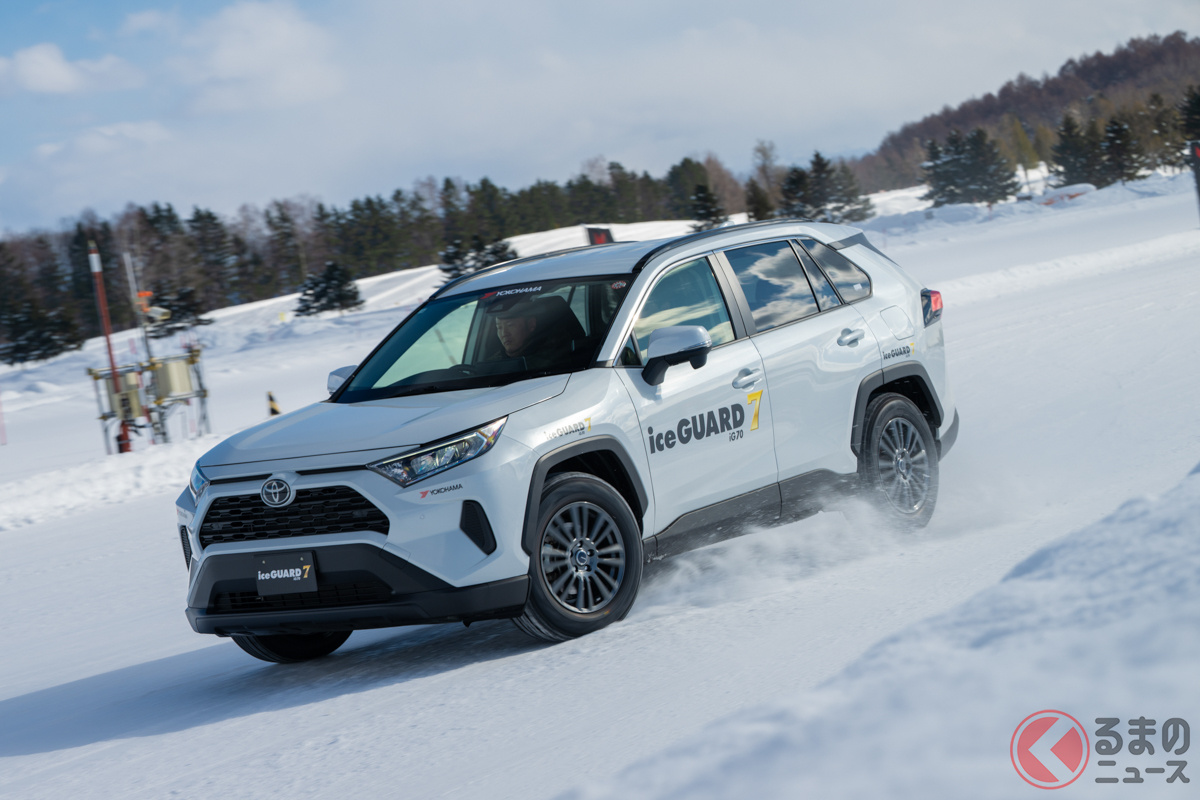 「iceGUARD 7 」を装着し、圧雪路を走行するトヨタ「RAV4」