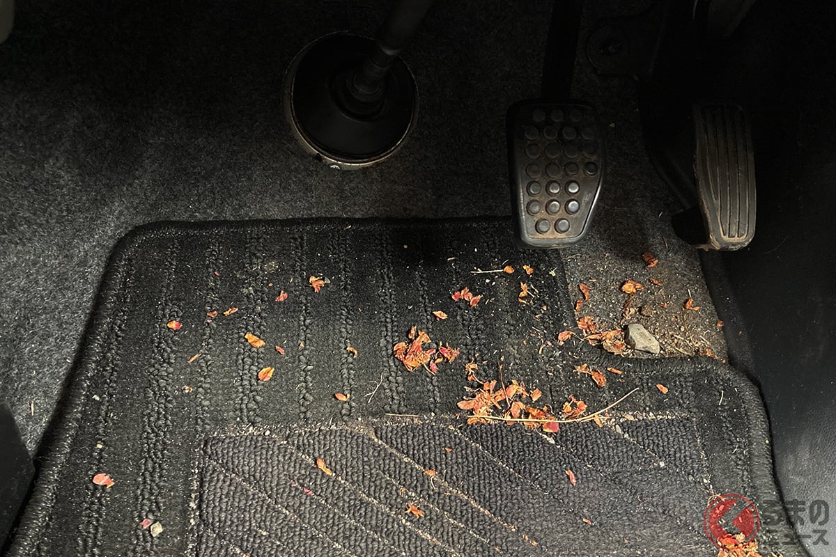 ホコリから砂や泥まで…汚れの宝庫!?「マット」の掃除どうする? 整備士に聞いてみた