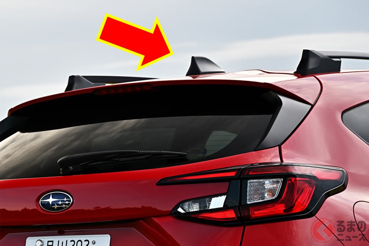 クルマのルーフに備わる「角」のようなパーツの正体は?(画像:スバル「クロストレック」)