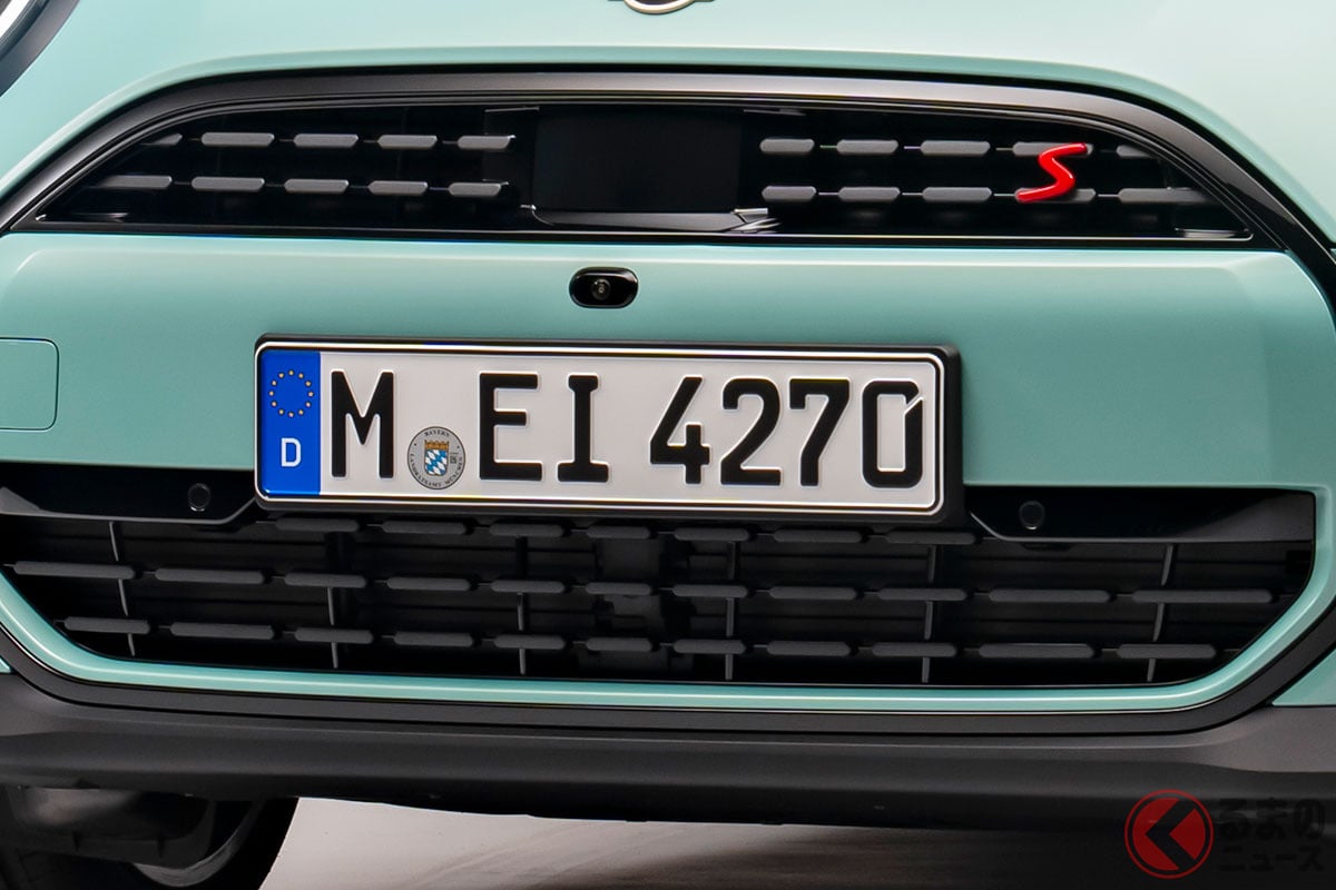 日本と海外のナンバープレートの「重ね付け」ってOKなの?