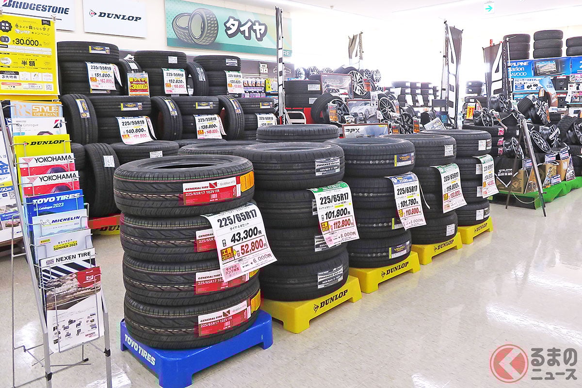 カー用品店に並ぶ新品タイヤ(画像:PIXTA)。