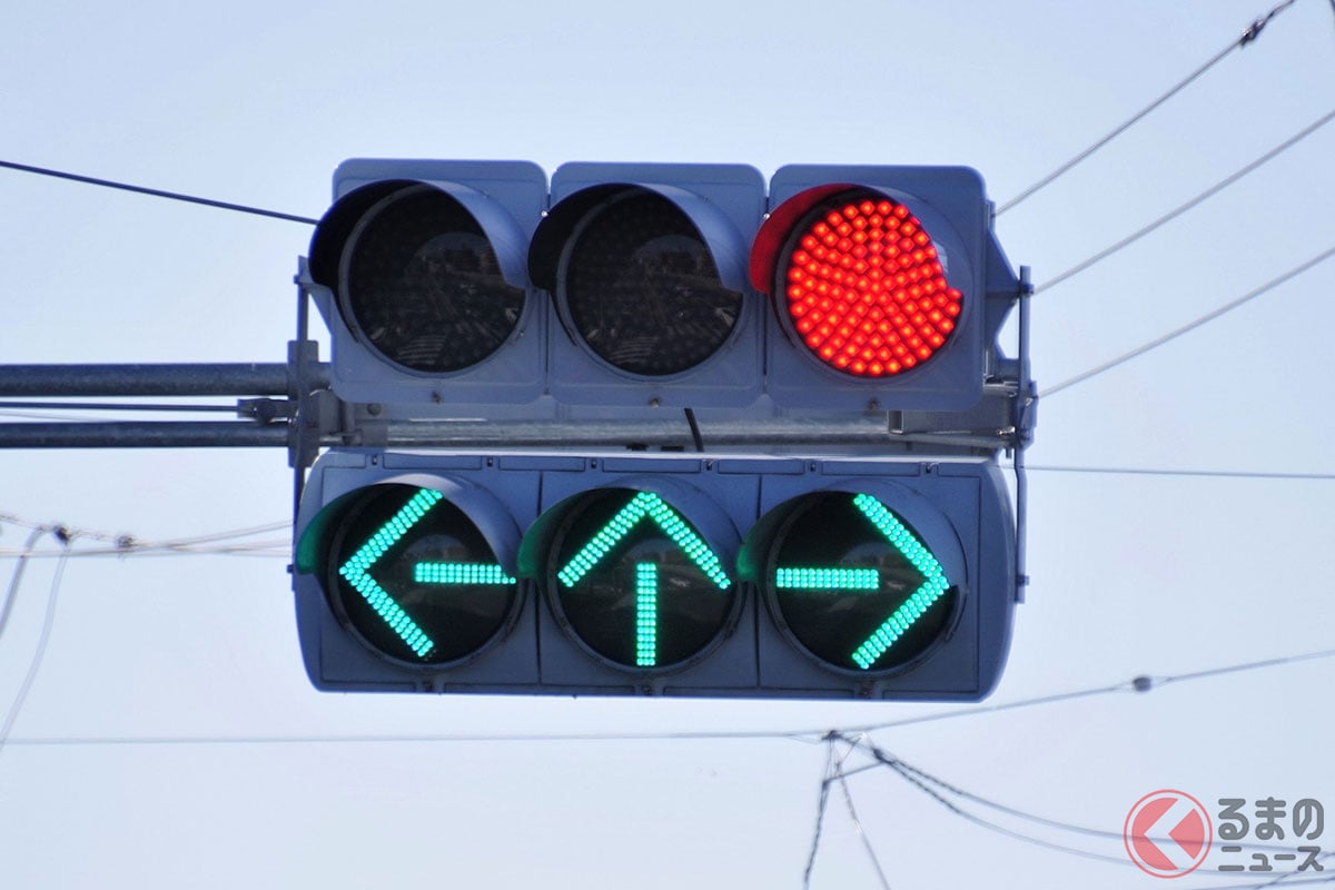 矢印がフル点灯した信号機(画像:PIXTA)。