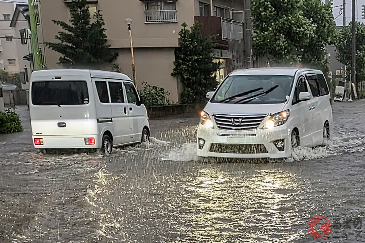 冠水路を走るクルマ