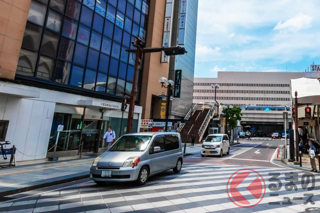 横断歩道で「停車」は違反？ 歩行者からは「邪魔！」の声も！ 車間ミス