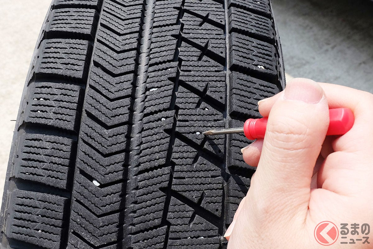 タイヤにはさまった石ってどうするべき?