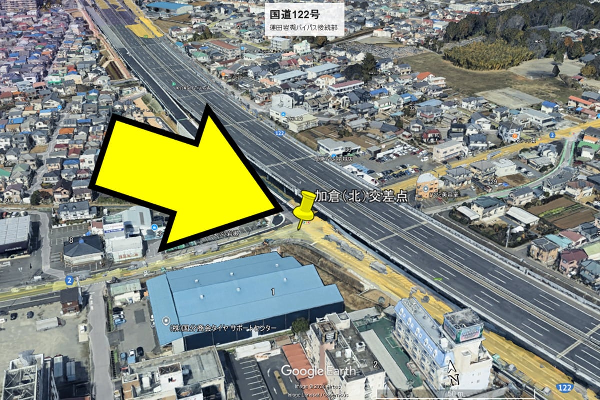 バイパス開通部の岩槻区加倉（北）交差点（画像：Google Earth）。