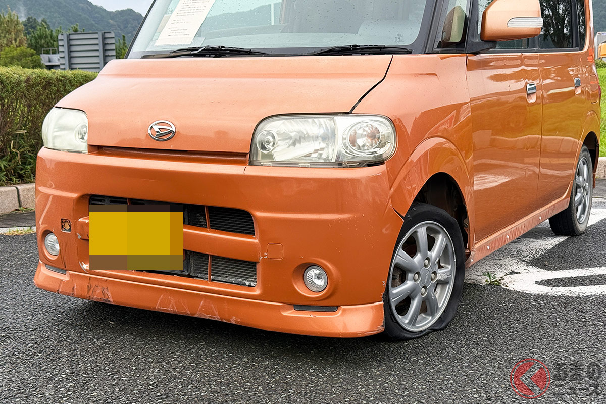 え? めちゃ放置されてるじゃん! タイヤはパンク…。 このクルマなクルマに対してできることは?(画像提供:ユーザー)