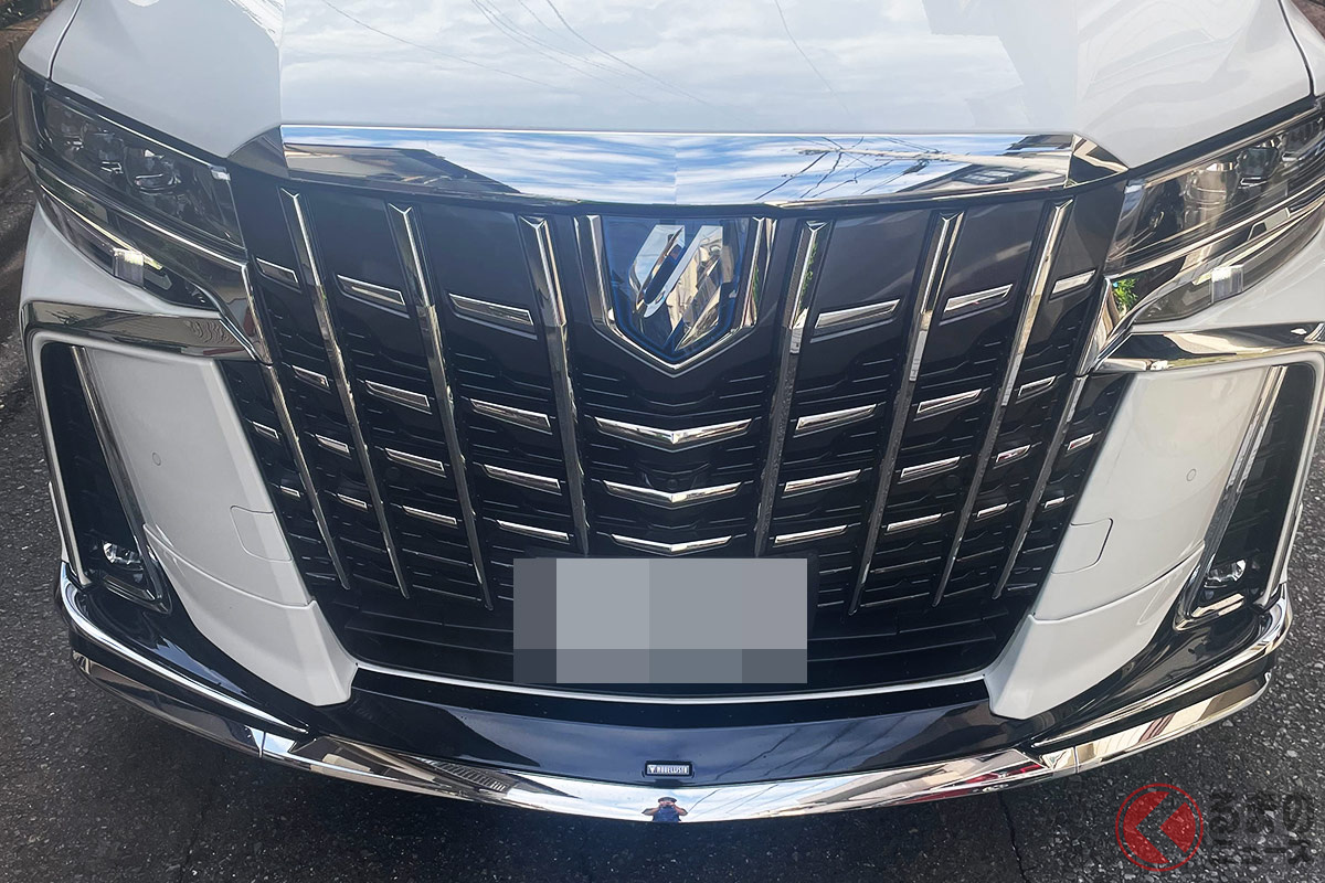 クルマ自体は30アルファードなのに、車台番号が20アルファード(2代目)になっている車両が存在…(画像提供:筆者)