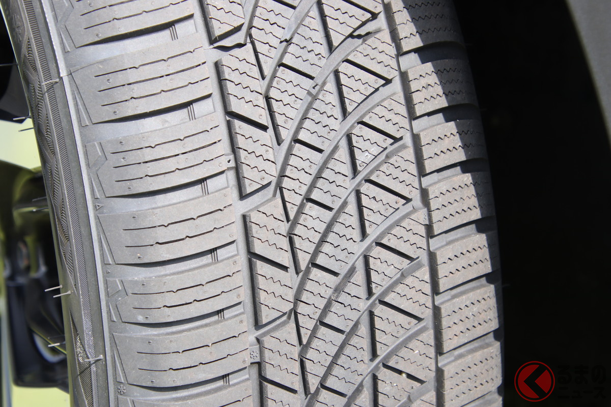 「ウェザーフレックスGT」のトレッドは左右非対称パターン