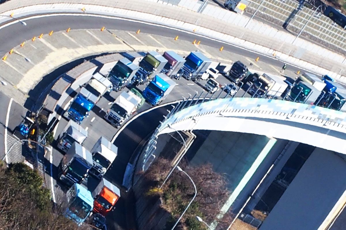 高速道路の中にはこのイメージ図とは違い、片側1車線で中央分離帯の無い路線もある（画像：写真AC）。