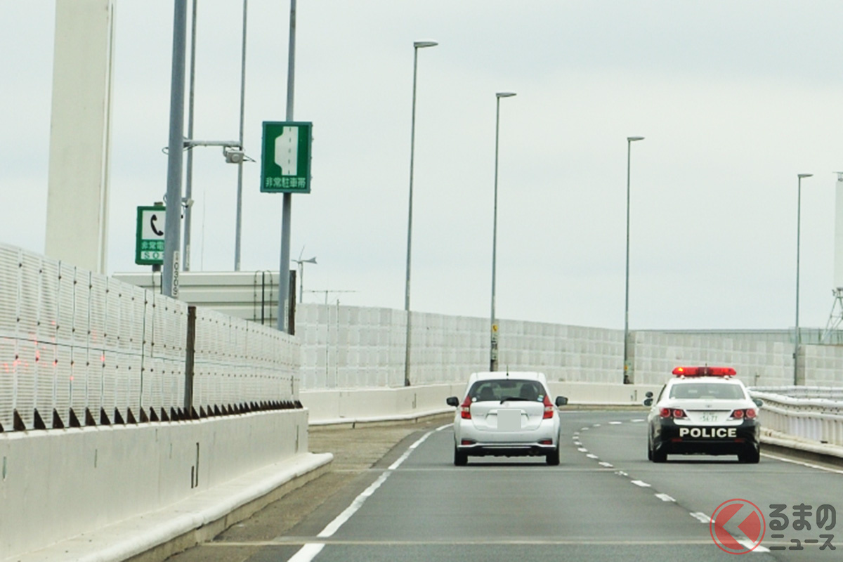 「非常駐車帯」にはそれを示す看板がある他、事故・故障などの非常事態発生時に使用する「非常電話」もあることが多い