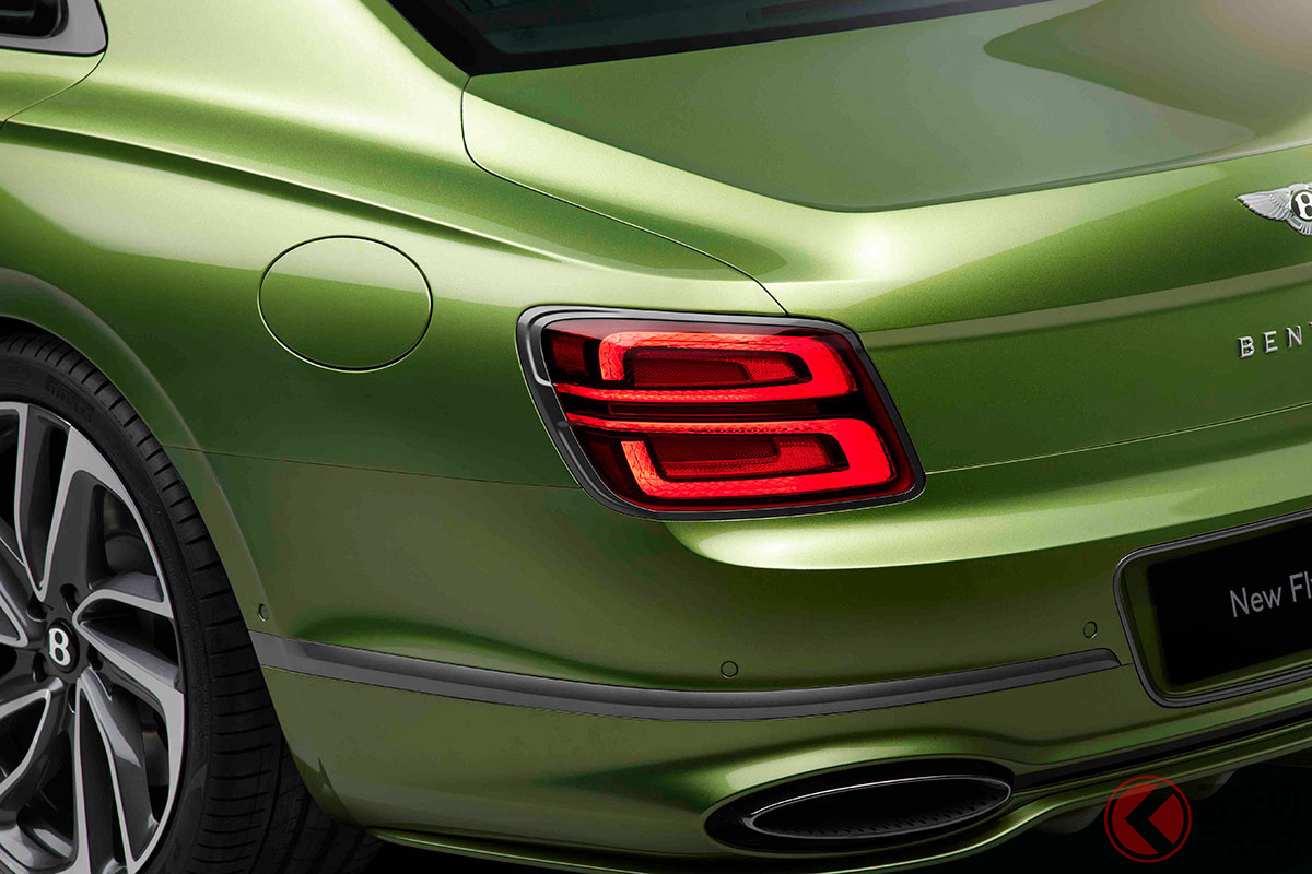 新パワートレイン「ウルトラ パフォーマンス ハイブリッド」搭載! 新型「フライングスパー」登場!