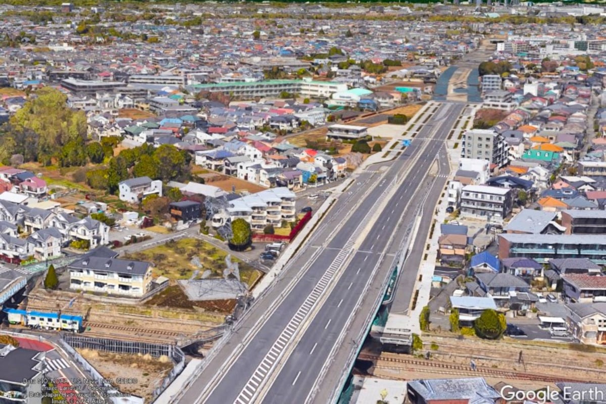 JR中央線をまたぐ高架が完成した新府中街道（画像：Google Earth）。