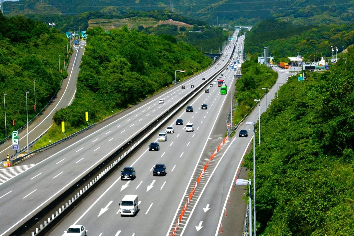 高速道路から下りなくても宿泊ができる!?（画像：写真AC）。