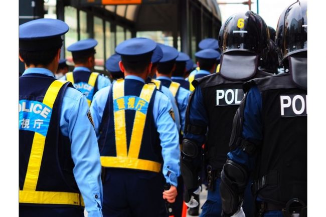 取り締まりかと思ったら看板だった!?」街角で見かける「警官もどき看板