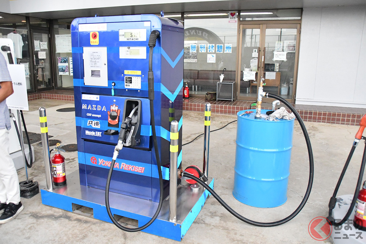 筑波サーキットに持ち込まれた「カーボンニュートラル燃料(CNF)」。給油口付近には「共挑」の文字