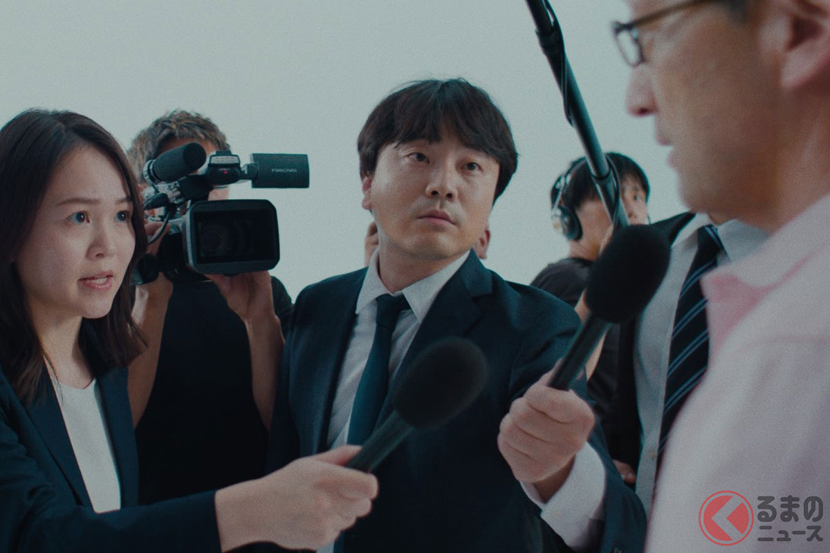 取材陣に囲まれた男性「あおり運転 囲み取材」