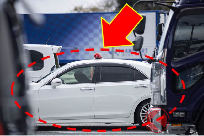 神出鬼没な「覆面パトカー」見分ける方法ある？ 気づいたら後ろで