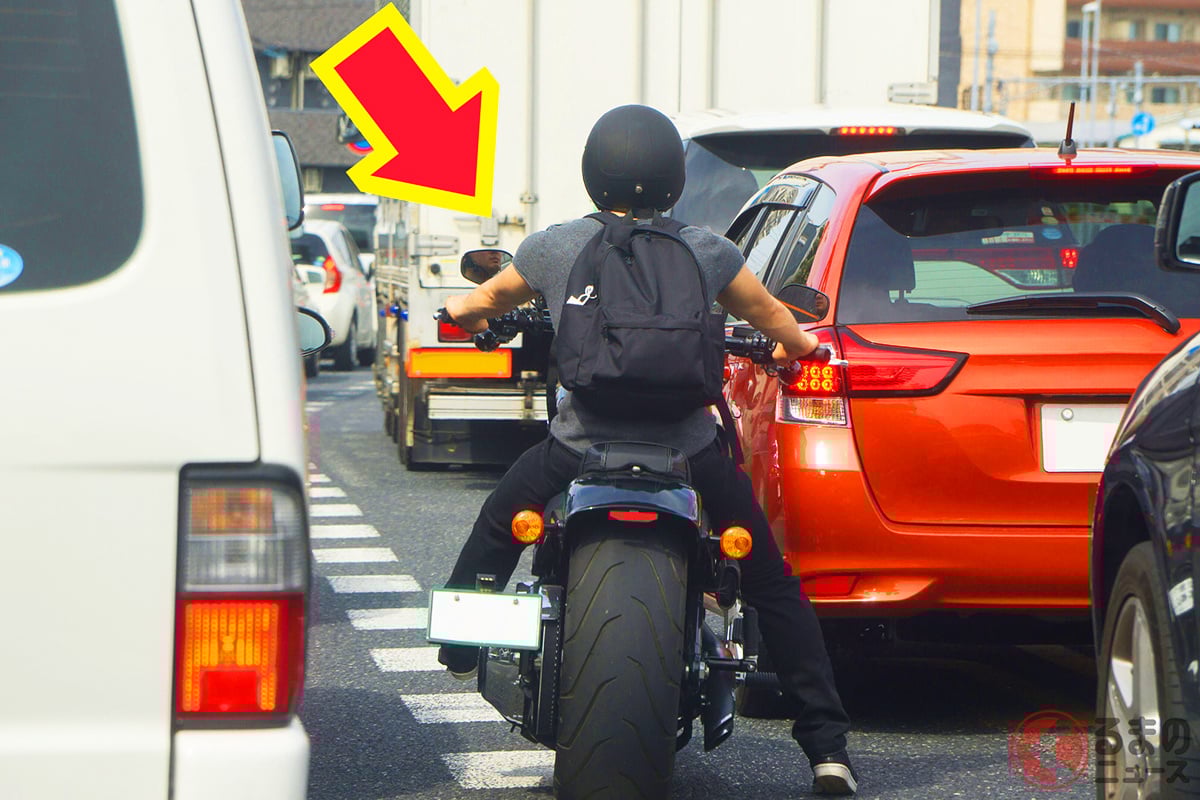 特に渋滞中によく見かけるバイクのすり抜け行為(画像はイメージ)