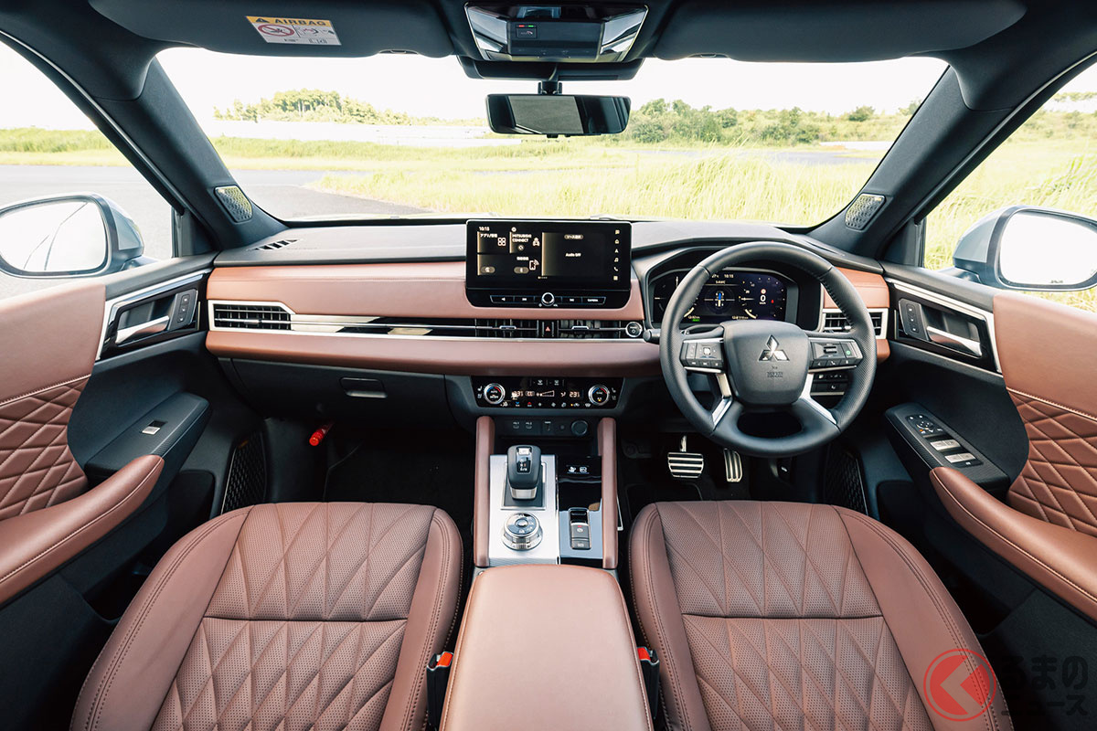 質感のみならず静粛性向上のため細部まで手が加えられたという新型「アウトランダーPHEV」のインテリア