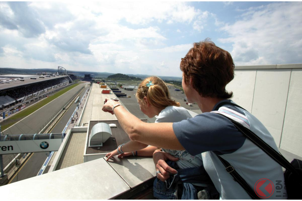 ニュルブルクリンクのバックステージツアーの様子(C)Nurburgring 1927 GmbH & Co.KG.
