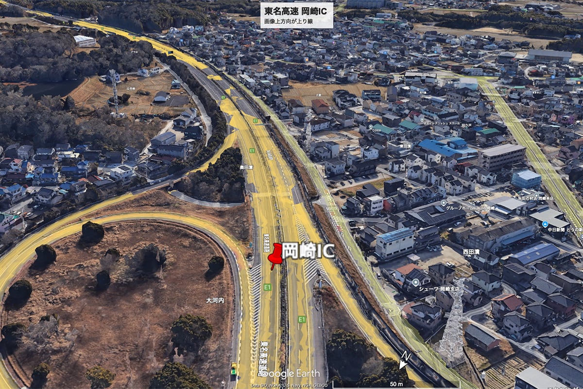 東名高速岡崎ICから上り線を望む（画像：Google Earth）。