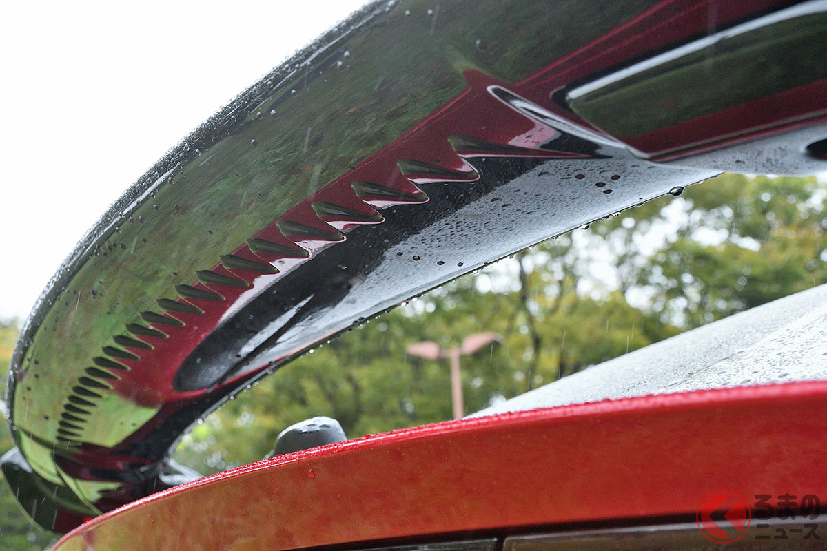 テールゲートスポイラー (ウイングタイプ)の裏側にはシェブロン(鋸刃形状)の実効空力デバイスを搭載