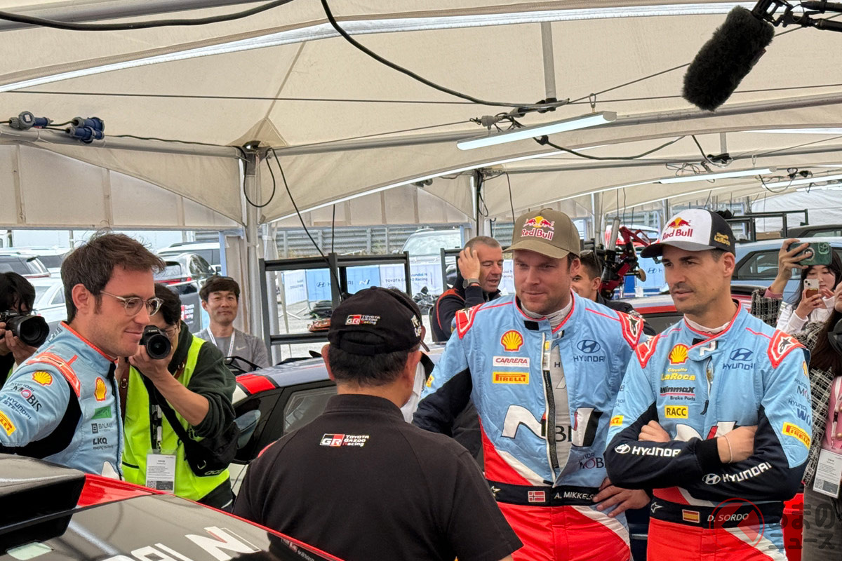 豊田章男会長(手前)とヒョンデのラリーチームのメンバー